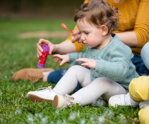 Zabawy sensoryczne na świeżym powietrzu – pomysły jak stymulować zmysły dziecka podczas spaceru?